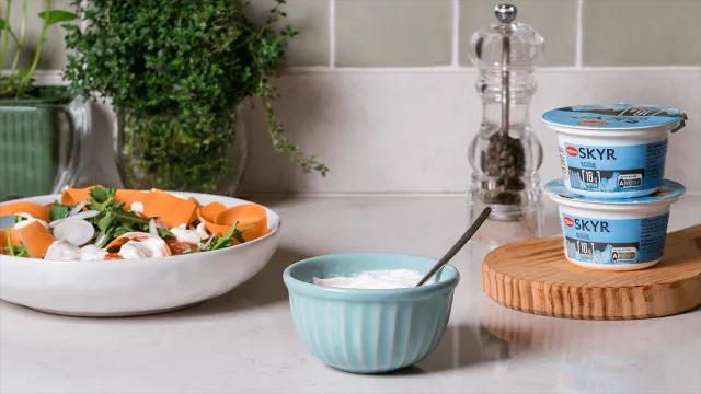 Como fazer molho de iogurte proteico para saladas