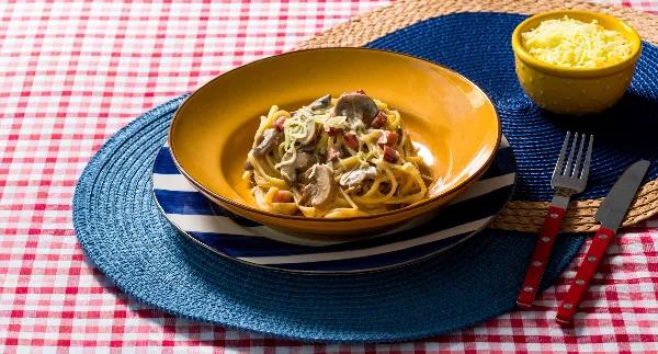 Massa Cremosa com Cogumelos e Bacon