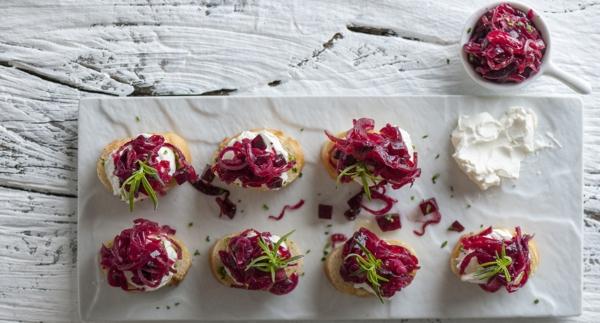Receita Vegetariana - Bruschetta de Queijo de Azeitão e Cebola Roxa Caramelizada