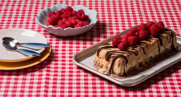 Bolo de Gelado com Chocolate e Framboesas