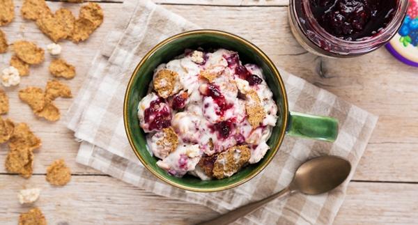 Receita Vegetariana - Taça de Cereais, Iogurte e Doce de Frutos Silvestres
