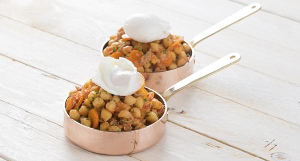 Atum com grão e ovos escalfados