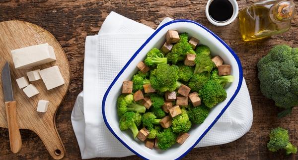 Receita Bio - Bowl de Brócolos com Tofu Marinado Bio no Wok