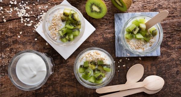 Flocos de aveia com kiwi e iogurte natural