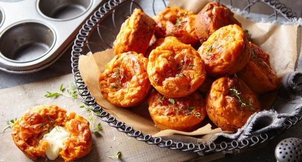 Muffins de tomate com queijo mozarela