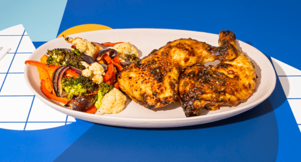 Frango Assado com Mel e Mostarda e Legumes Assados Crocantes