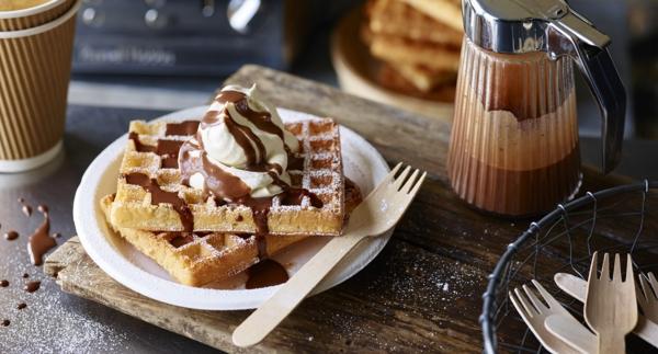 Waffles de banana com cobertura de chocolate e baunilha