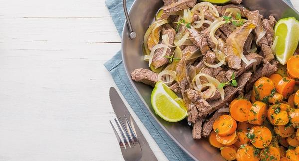 Receita Monsieur Cuisine | Escalopes de Novilho ao vapor com Cenoura e Molho de Ervas e Alho