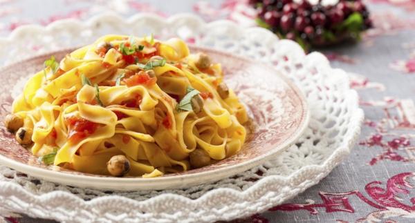 Receita Vegetariana - Salada de Pasta Fresca com Queijo de Cabra e Avelãs Torradas