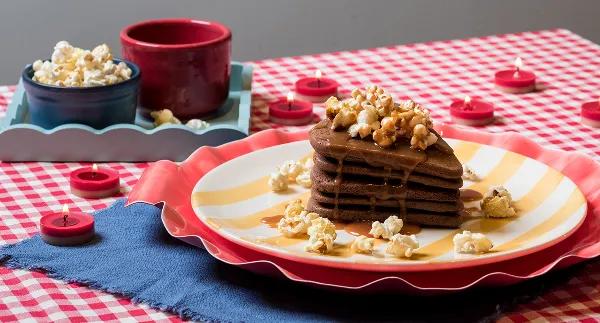 Panquecas de Chocolate com Pipocas e Molho de Caramelo Salgado