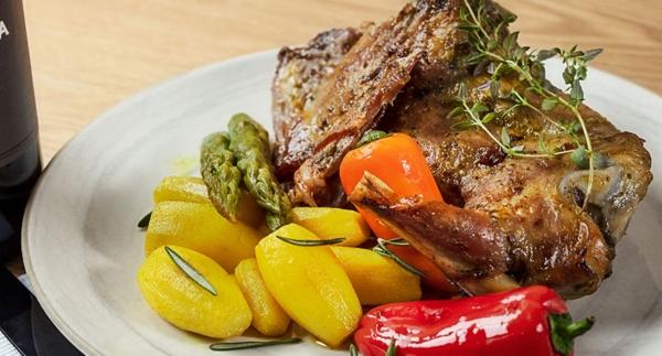 Cabrito assado com ervas aromáticas