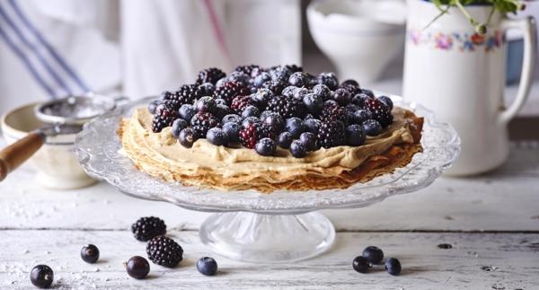 Bolo de Crepes com Creme de Cappuccino e Bagas Silvestres