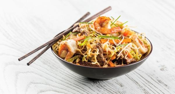 Massa chinesa com novilho e camarão