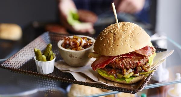 Hambúrguer picante com doce de cebola e bacon