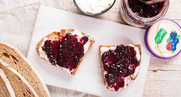 Receita Vegetariana - Torrada de Queijo Quark e Compota de Fruta