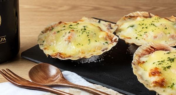 Salada quente com salmão, camarão e espargos
