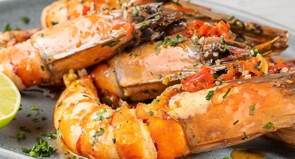 Camarões Tigre salteados com citrinos