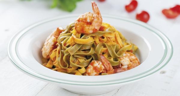 Fettuccine com camarão e molho toscano