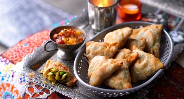 Chamuças com recheio de batata e ervilha