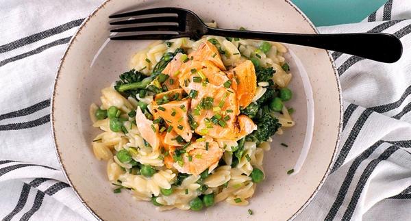 Risone de Salmão e Verdes | Receitas Económicas | Monsieur Cuisine